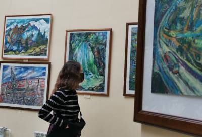 Выставка живописи «Над уровнем неба» открылась в Сосновом Бору
