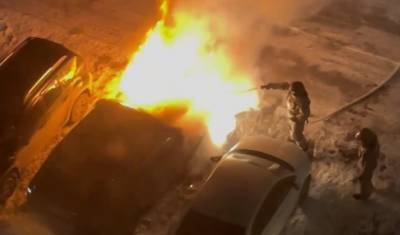 Ночью в Тюмени на Мельникайте горело три автомобиля
