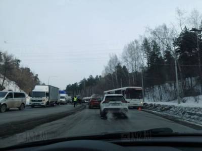 В Кемерове на Логовом из-за ДТП с автобусом образовалась пробка