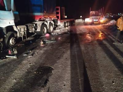 На Ямале в столкновении двух большегрузов погиб водитель
