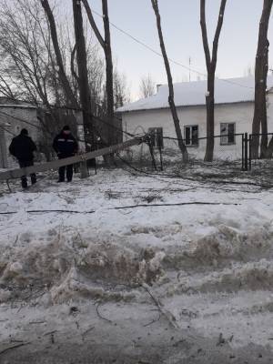 В Челябинске КамАЗ повалил четыре столба