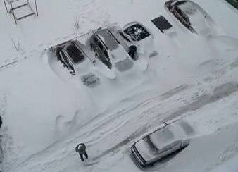 На Байкале из-за снежного шторма тысячи людей остались без электричества