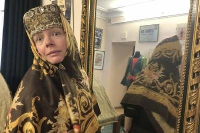 Известная телеведущая в Костроме прикинулась столбовой дворянкой