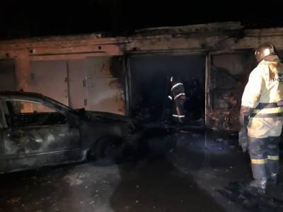 В Астрахани за сутки сгорели два гаража и автомобиль