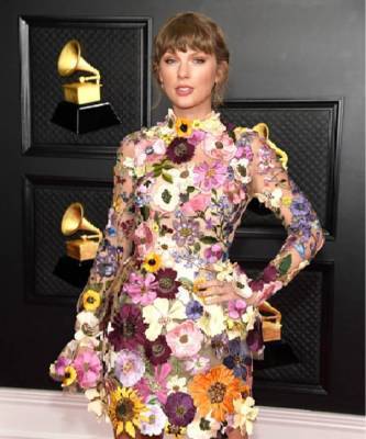 Царица полей: Тейлор Свифт в мини-платье с шелковыми полевыми цветами на «Грэмми-2021»