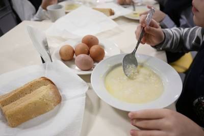 Роспотребнадзор нашел нарушения на российском комбинате школьного питания
