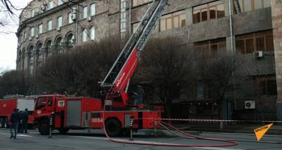 В здании почты в центре Еревана произошел пожар - видео