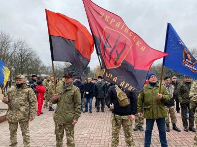 Во Львове на церемонии награждения боевики вскидывали руки в...