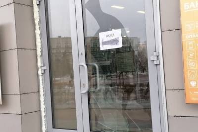Вандалы разбили двери отделения Сбeрбанка в центре Тулы