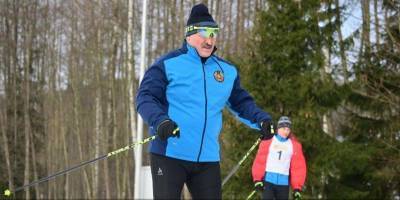 Соперник трижды «случайно» упал на финише. Как Лукашенко «победил» в лыжной гонке — видео