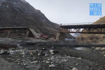 В Шамильском районе при проезде грузового автомобиля Камаз обрушился мост