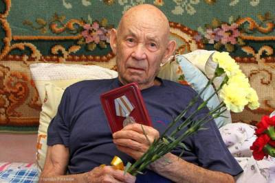 Мэр Рязани поздравила ветерана Ивана Манакина со 100-летием