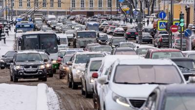 На дорогах Петербурга из-за снегопада образовались гигантские пробки