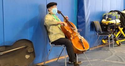 Концерт для вакцинированных: в США известный музыкант играл на виолончели в центре для прививок