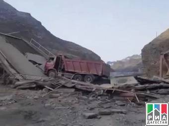 В Дагестане под грузовиком рухнул мост (видео)