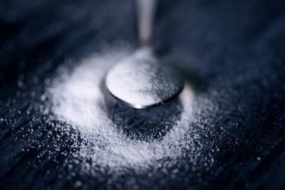 Помыть руки и разжечь огонь: хитрые способы использовать сахар в походе