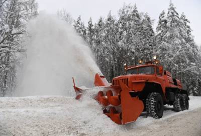 Весенний снегопад: 300 спецмашин убирают снег и наледь с дорог Ленобласти