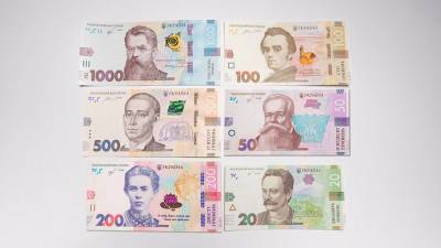 Официальный курс гривни укрепился к доллару и евро