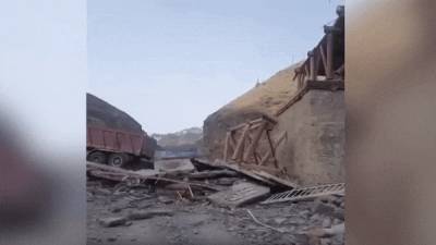 В Дагестане под гружёным КамАЗом рухнул мост — видео