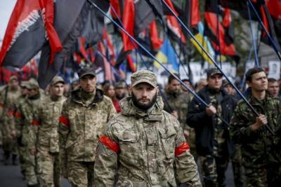 Украинские радикалы запустили красно-черный флаг в сторону Донецка