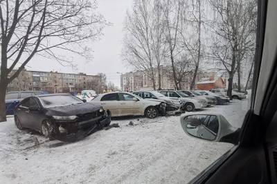 Ночью в Рыбном неизвестный протаранил четыре припаркованных автомобиля