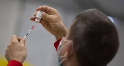 AstraZeneca опровергает информацию о вреде своей вакцины