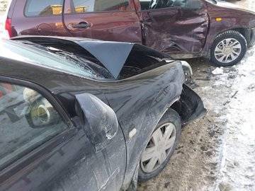 «Под окном прям шарахнулись»: В Уфе из-за неубранной от снега дороги врезались машины