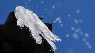 Огромная глыба льда убила прохожего в Петрозаводске — видео