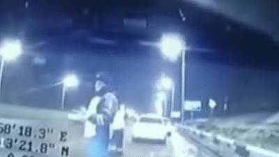 Момент гибели полицейского от удара отлетевшего после ДТП автомобиля попал на видео