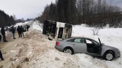 Пассажирский автобус перевернулся после ДТП в Ивановской области