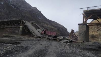 Перегруженный самосвал обрушил мост в Дагестане. Видео