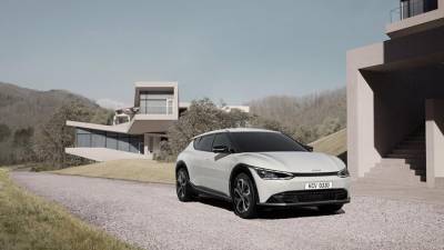 Kia опубликовала фото нового электромобиля EV6