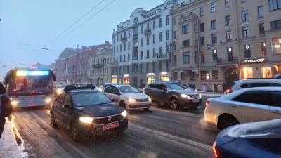 Петербург сковало 8-балльными пробками из-за утреннего снегопада