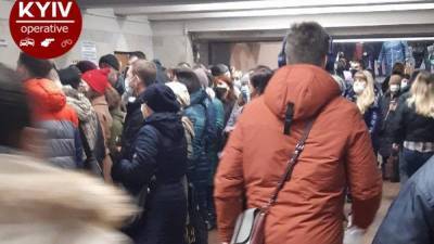 Из-за уже обновленных турникетов: в метро Киева образовалась ужасная давка – фото