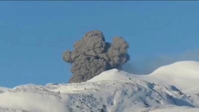 Курильский вулкан Эбеко выбросил двухкилометровый столб пепла