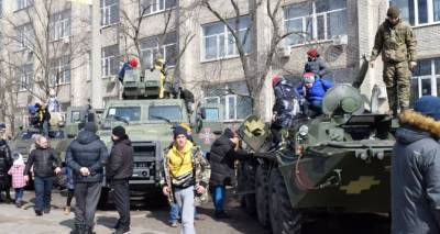 В Северодонецке разместили новую бронетехнику на центральной площади города. ФОТО
