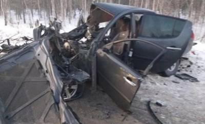 Водитель иномарки попал в страшное ДТП с двумя большегрузами на трассе Тюмень − Ханты-Мансийск