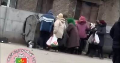 Невеселая картина: в Кривом Роге толпа пенсионеров рылась на помойке возле супермаркета (видео)