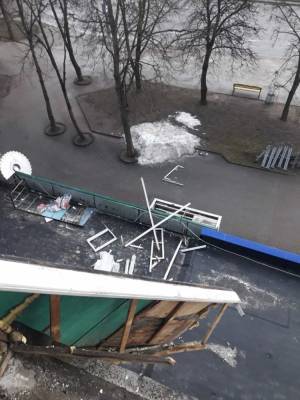В Гродно часть балкона упала на крышу магазина