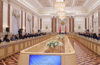 Лукашенко проводит встречу с членами Конституционной комиссии