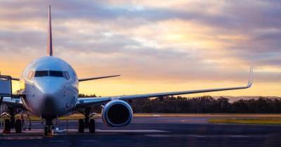 Латвия возобновляет полеты в третьи страны, но прибывших будут строго контролировать