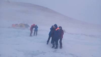 Спасатели эвакуировали группу туристов со льда Байкала.
