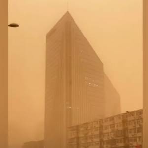 Пекин накрыла сильная песчаная буря. Видео