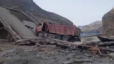 В Дагестане под грузовиком обрушился мост