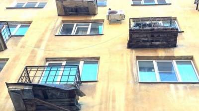 Юная петербурженка выпала из окна пятиэтажки во время вечеринки