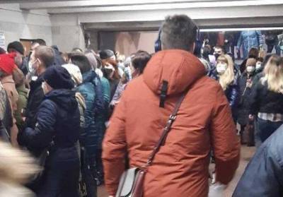 Из-за уже обновленных турникетов: в метро Киева образовалась ужасная давка