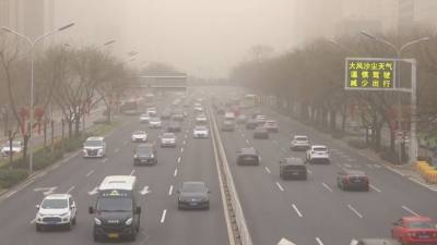 Отмены авиарейсов, пробки и загрязнение воздуха: на Китай обрушилась сильнейшая песчаная буря