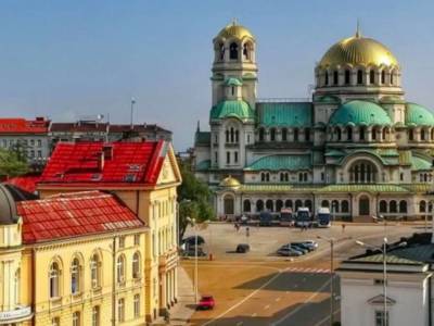 Болгария начнет принимать туристов