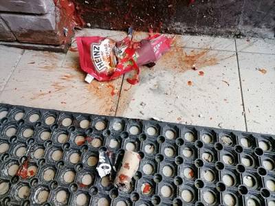 Житель Тюмени «взорвал» барбершоп петардой и пакетом кетчупа, его ищут