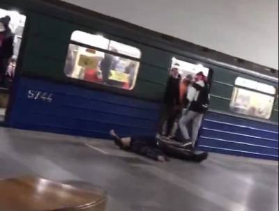 Никто не захотел помочь: харьковчанина избили и оставили на платформе станции метро, видео